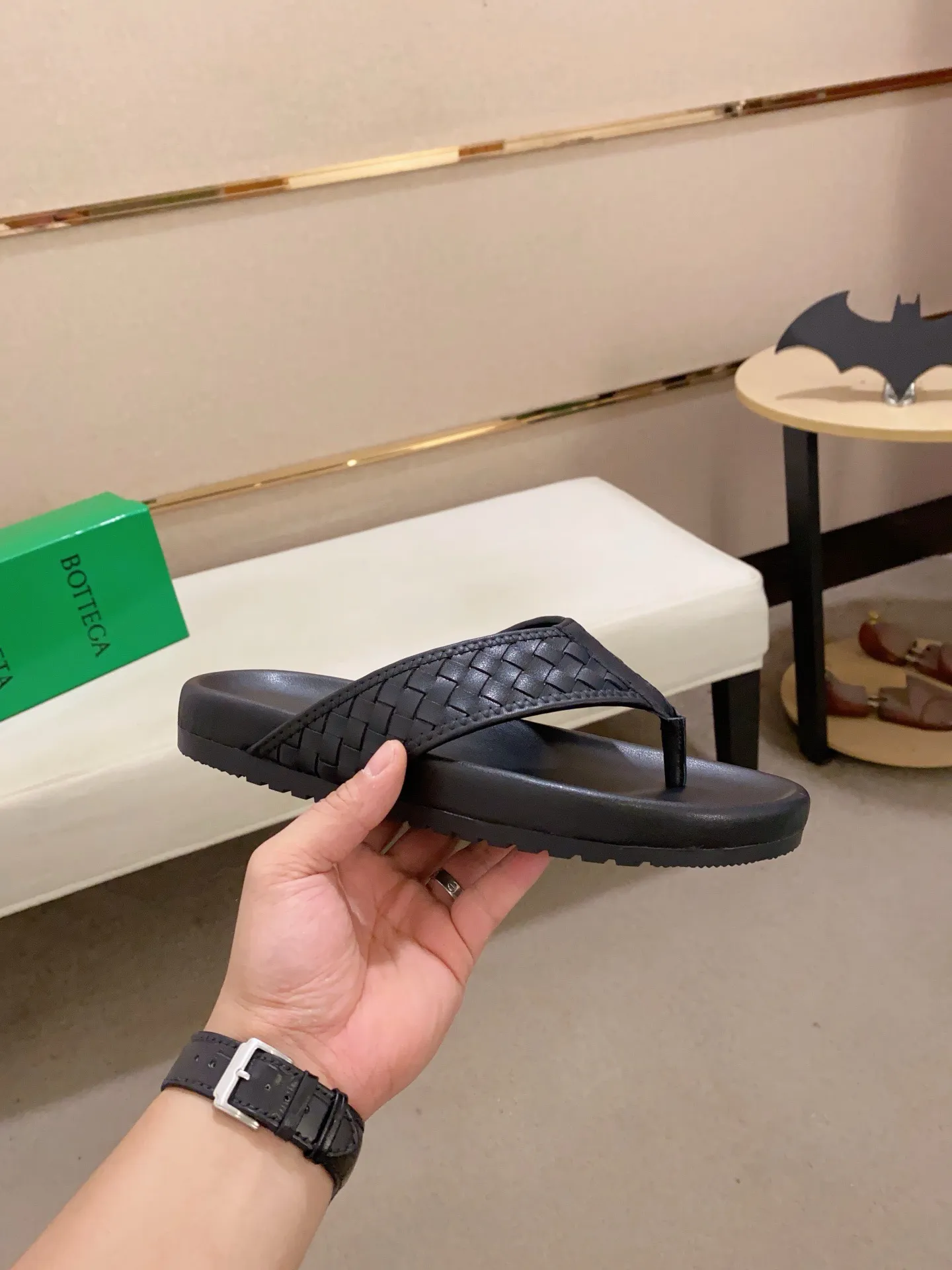 Men's shoes 💰: 320💰[BV~Bottega Veneta] Trendy new slippers are on the market. Same style as the official website. Counter quality [strong][strong][strong] Selected cow patent leather weaving. High-end atmosphere. Very cost-effective. Original wear-resistant rubber outsole. Fine workmanship. The upper layer of materials is used. The quality is visible. Shoe size 38-45.